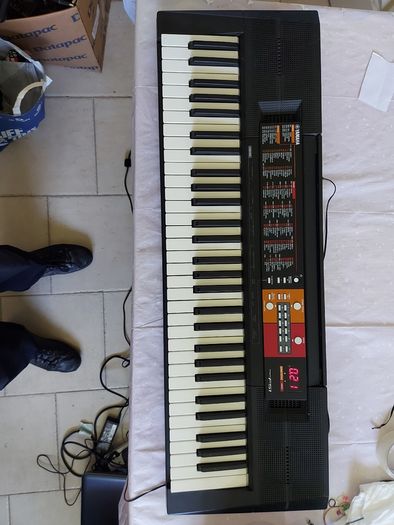 YAMAHA PSR-F51 61 key Keyboard, working perfect and in like new condition, comes with power adaptor