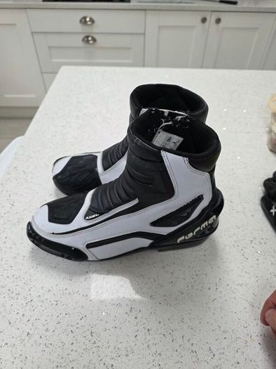 Forma axel boots size 9
