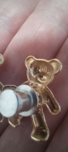 Vintage jewelry is sold individually for 5 to 10 euros