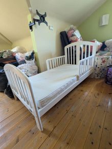 Toddler bed
