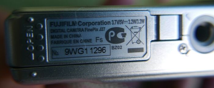 FUJIFILM FinePix J27 Compact Digital Camera 10.2 MP + 2Gb SD Card and charging cable