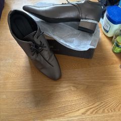 Lovely gold/brown shoes with a beautiful sequence on the heel