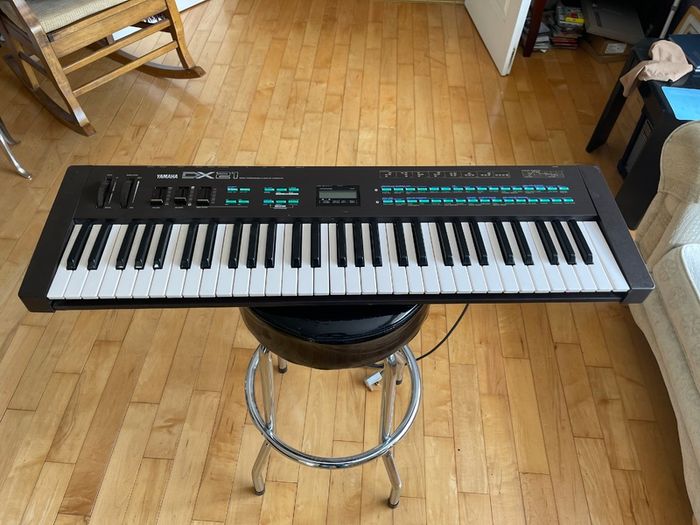 Yamaha DX-21 Synthesizer very clean