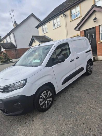 Peugeot Partner 2024, 1.5L. Low mileage km's.