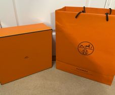 Hermes packaging box with carry bag