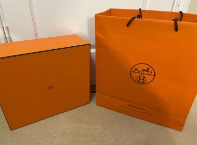 Hermes packaging box with carry bag