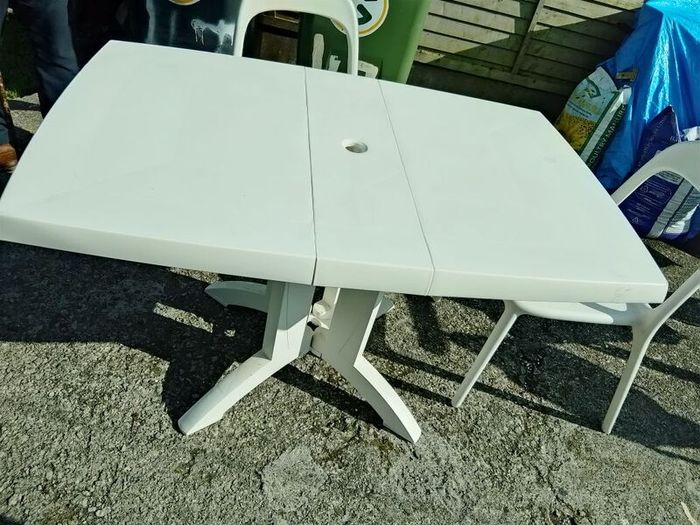 garden table and chairs