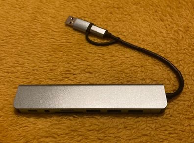 8 in 1 USB Hub for Data Transfer
