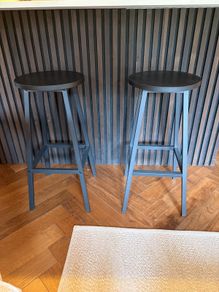 2 bar stools