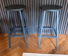 2 bar stools