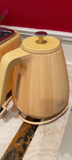 DeLonghi kettle and Toaster set