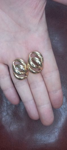 Vintage jewelry is sold individually for 5 to 10 euros