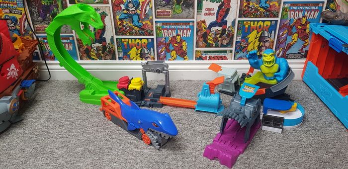 Hotwheels tracks and accessories