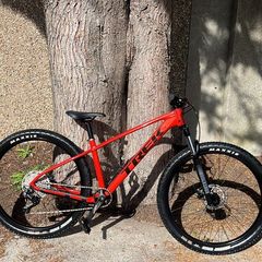 Trek Marlin 6 Mountain Bike + Brand New Full Face Helmet