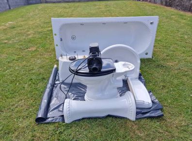 Jaquzzi Bath & Matching Bathroom Suite