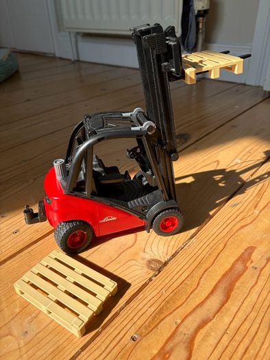 Bruder Linde H30D Forklift with Trailer Coupling and 2 Pallets scale 1:16
