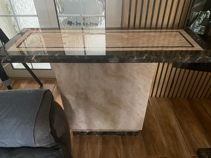 Marble Resign Hall Table mint condition