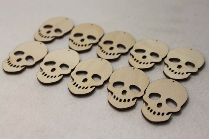 10 x Mini Wooden Skulls / Laser Cut / Scrapbooking Skeleton Jewellery Keyrings