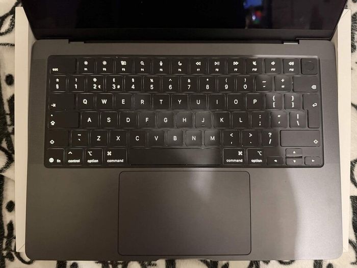 MacBook Pro 14 M5 16GB 1TB Space Black, 6 Cycles