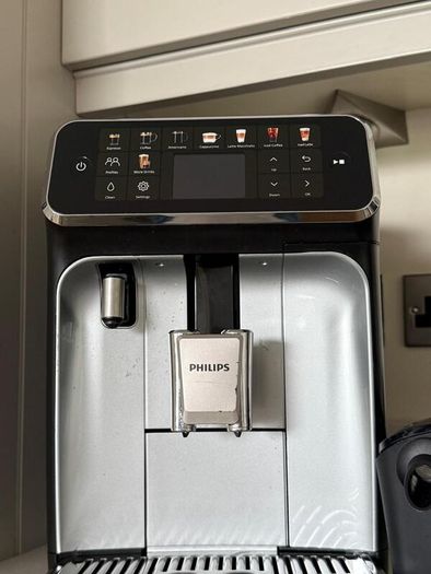 Philips Series 5500 LatteGo Fully Automatic Coffee Machine (EP5546/70) - Mint Condition