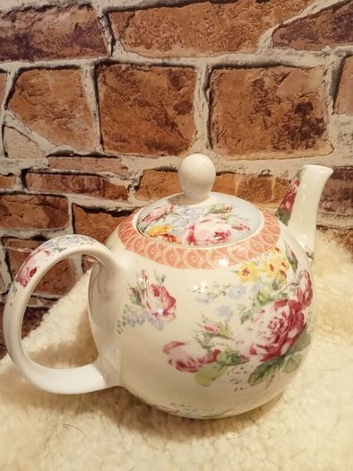 Victoria and Albert Museum Teapot and sugar bowl