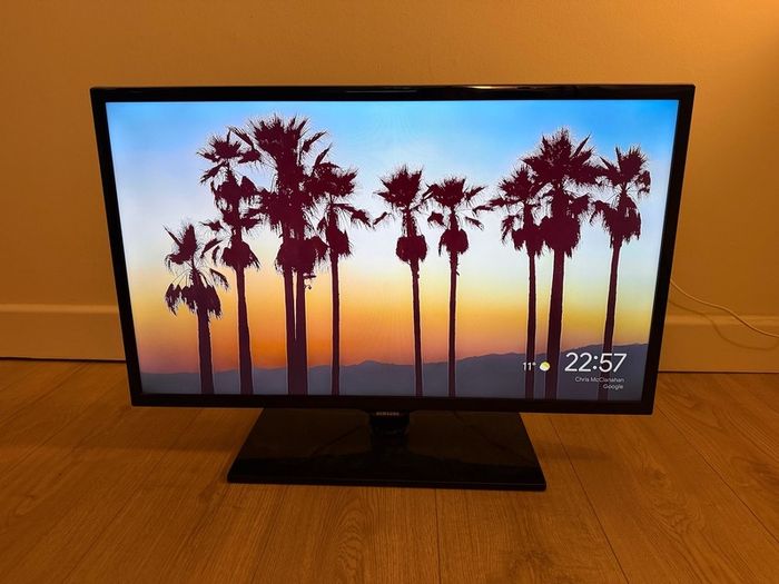 Samsung 32-Inch HD TV (Google Chromecast)