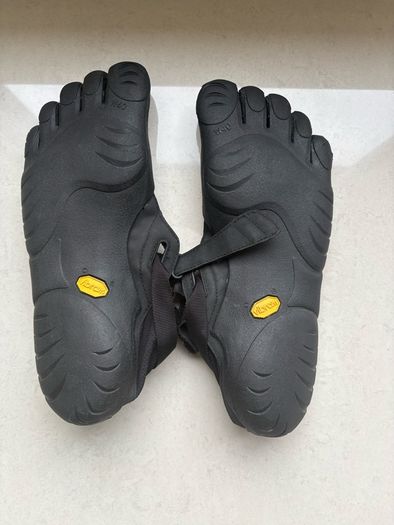 Vibram Five Fingers Evo Womens Versatile Training Tabi Shoes. Never worn. The RRP on Decathlon UK's website is Stg 77. Bargain!