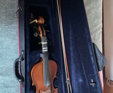 Beautiful Violin in excellent condition with case and shoulder rest