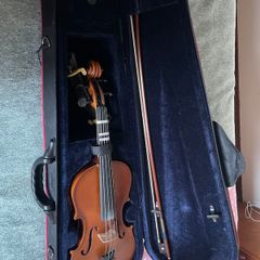 Beautiful Violin in excellent condition with case and shoulder rest