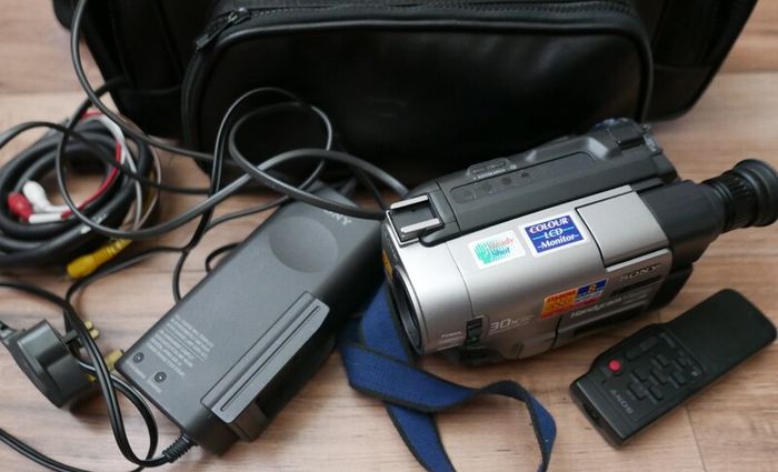 Sony Handycam CCD-TRV64E Hi8 Analogue Camcorder