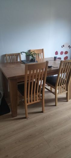 Solid Wood Dining Table (+6 chairs)