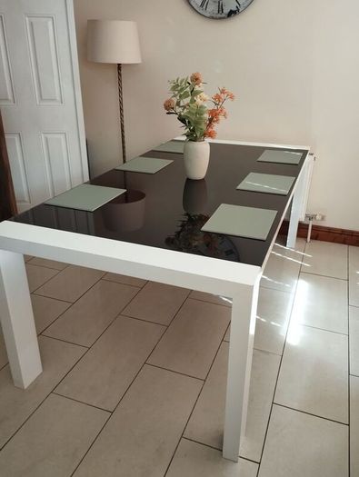 Calligaris dining table and 6 chairs