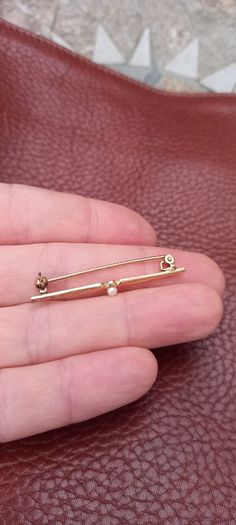 Vintage jewelry is sold individually for 5 to 10 euros