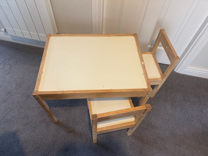 childrens table and chairs