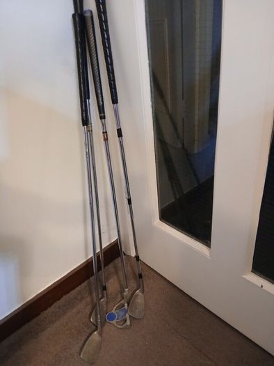 pitch PUtt  4 sticks for sale.  Hardly used. US.  Colt. Dunlop.