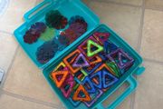 Magnet tiles and builders