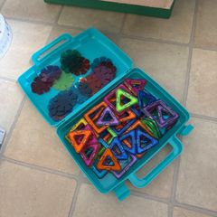 Magnet tiles and builders