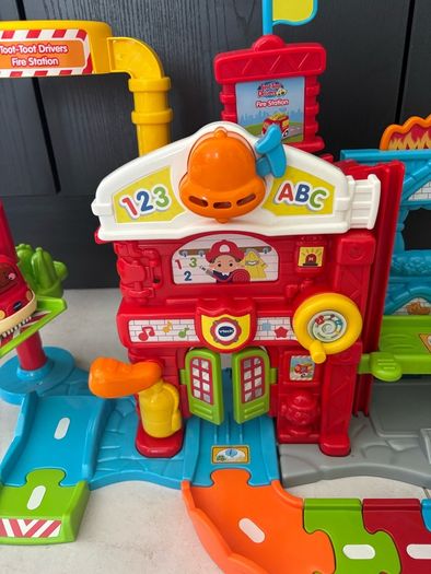V tech toot toot baby speedster fire station