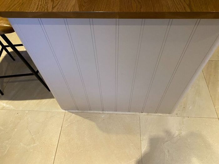 Kitchen & Island with 3nr Leather Stools & Pendant
