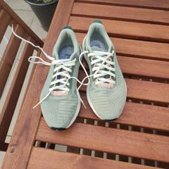 Girls runners size 4
