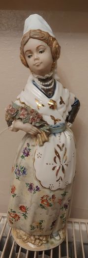 Vintage Porcelana Artistica Levantina figure
