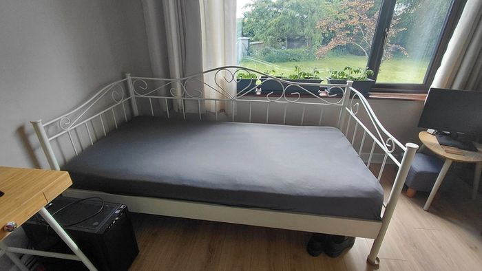White Metal Daybed