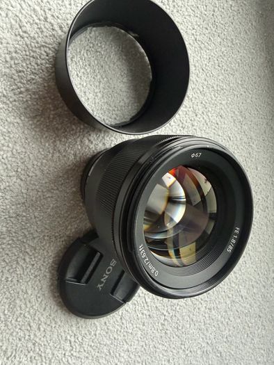Sony FE 85mm 1.8 lens