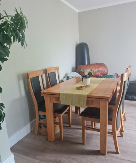kitchen wooden table extendable in VGC with leather chairs