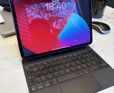 Apple iPad Pro 11" (2nd Gen) 128GB WiFi + Apple Magic Keyboard Case