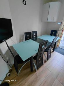 6 seater extendable glass table (to 8)