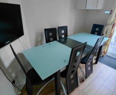 6 seater extendable glass table (to 8)