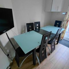6 seater extendable glass table (to 8)