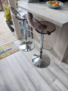 2 bar stools