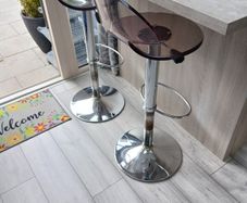 2 bar stools